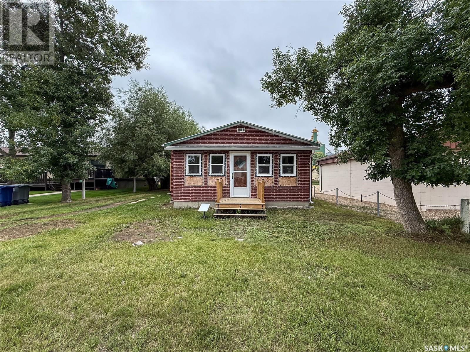 224 Front St, Eastend, SK S0N 0T0