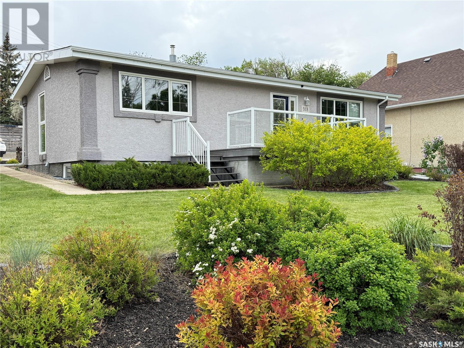 318 Confederation Dr, Weyburn, SK S4H 2G8