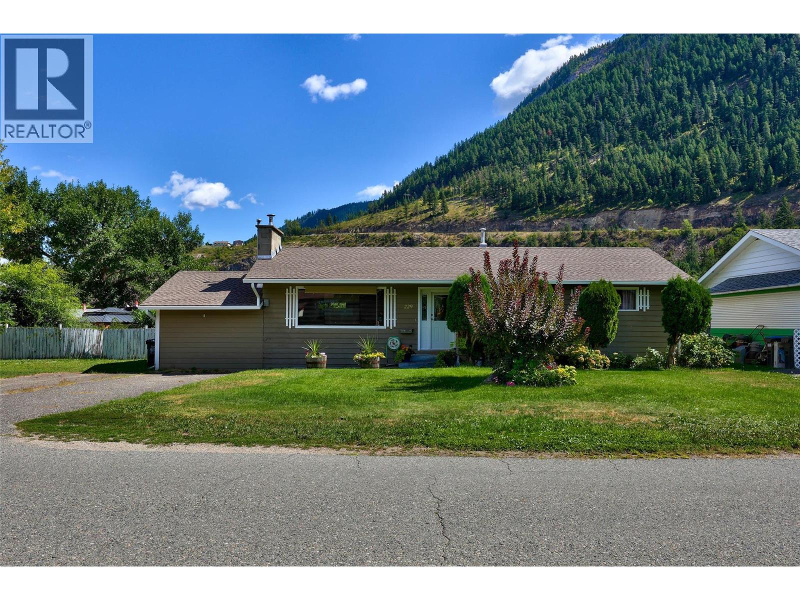 229 Lakeshore Dr, Chase, BC V0E 1M0