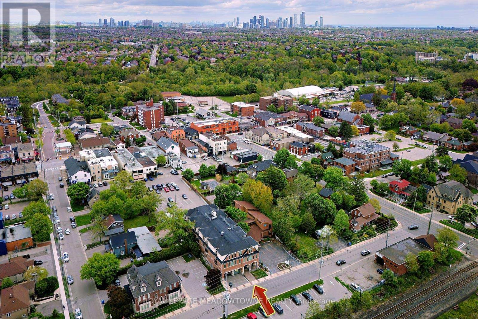 207 215 Broadway St, Mississauga, ON L5M 1J1