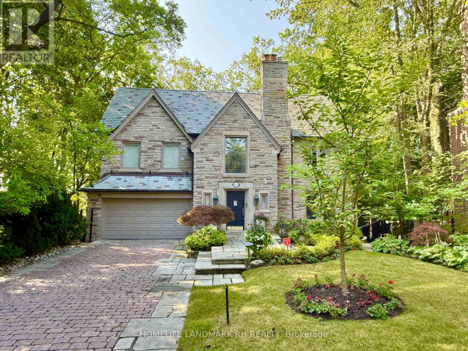 1 Ridgewood Rd, Toronto, ON M5P 1T4