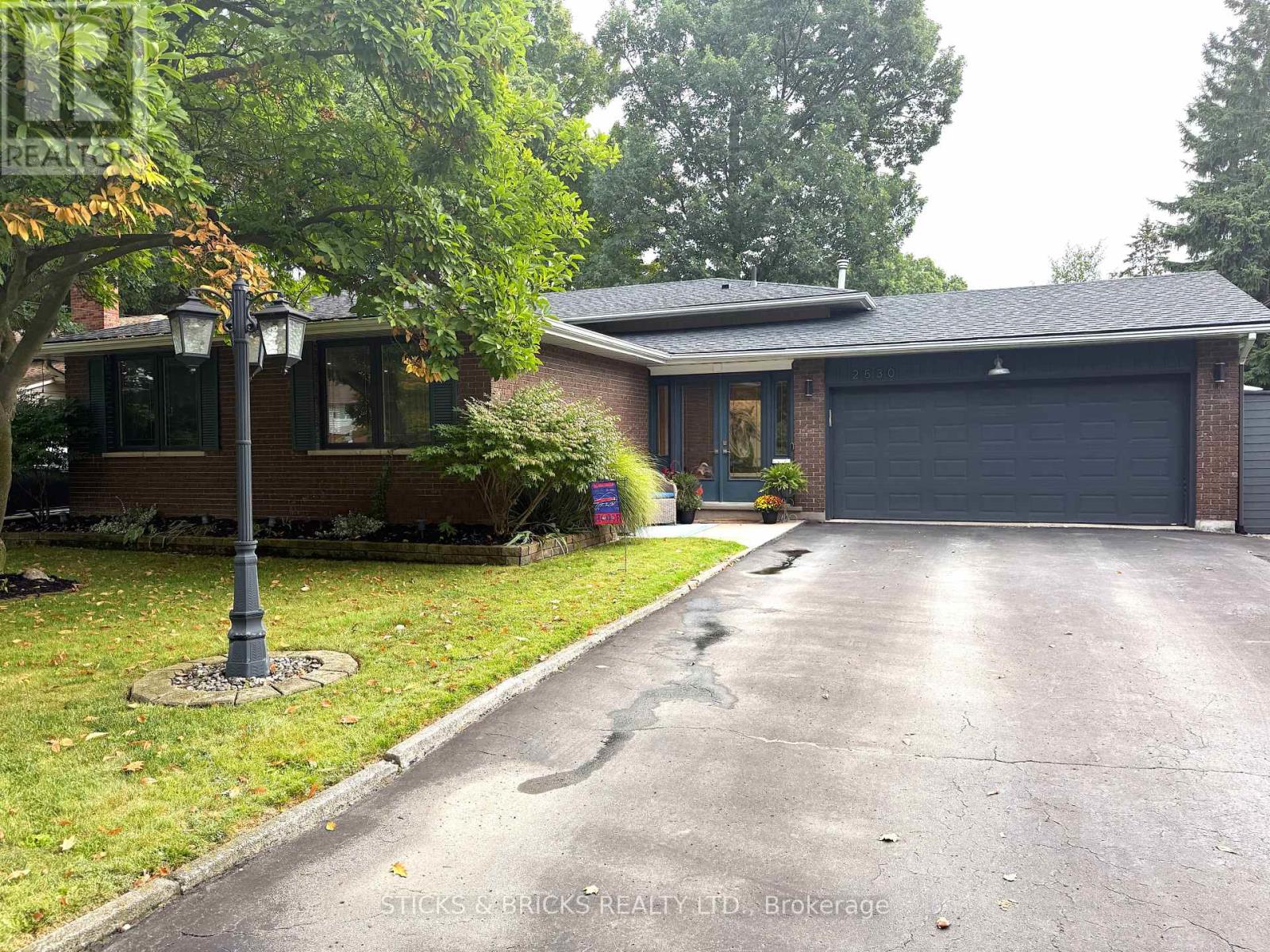 2530 Dorchester Rd, Niagara Falls, ON L2J 2Y8