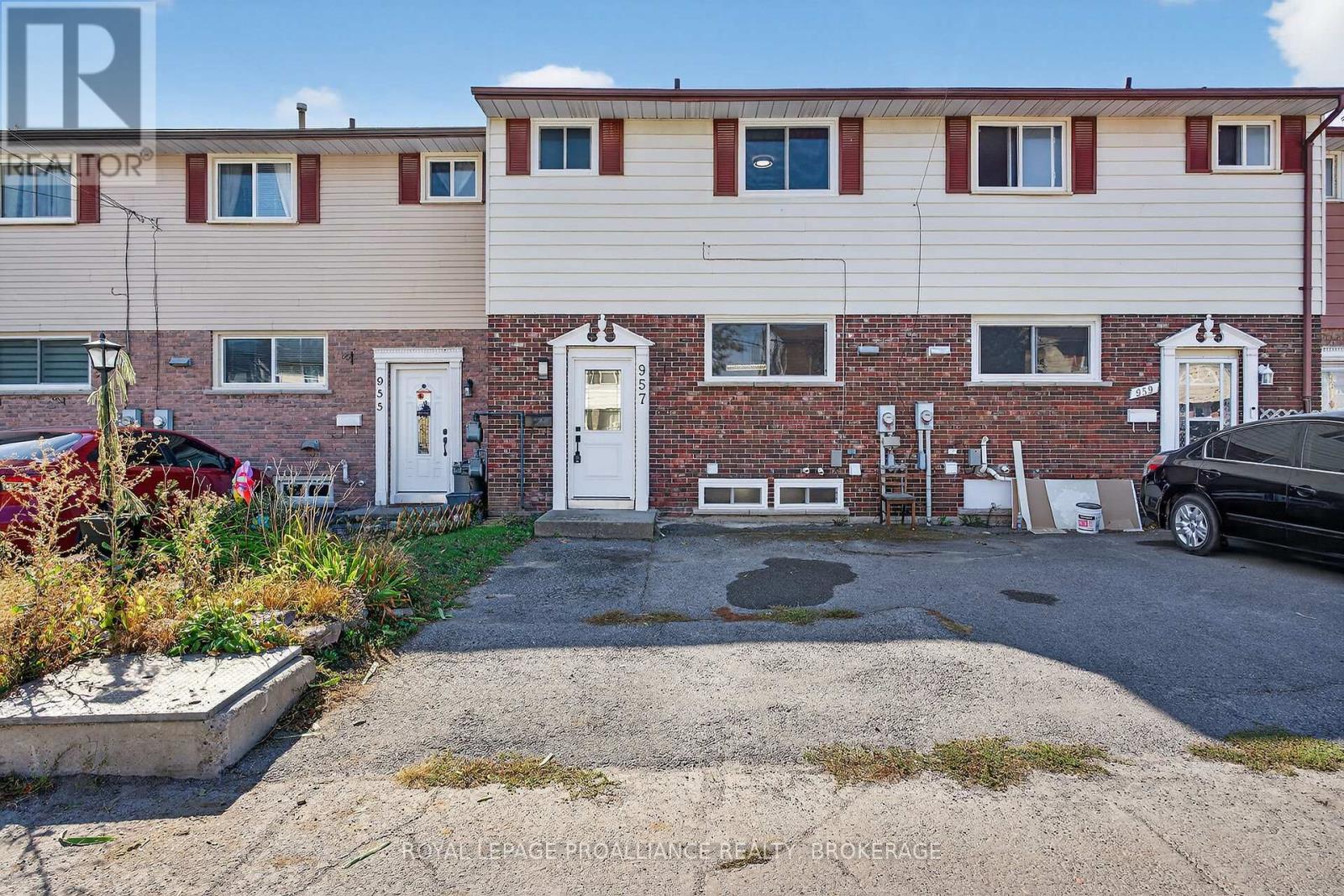 957 Oakview Ave, Kingston, ON K7M 6W9