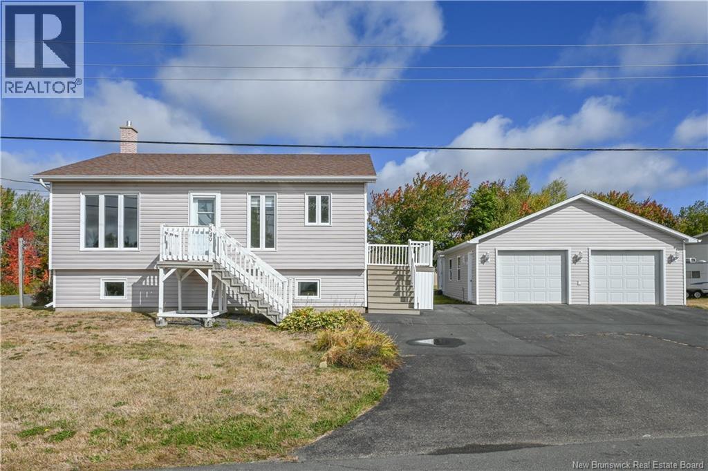 549 Rue Suzanne St, Tracadie-Sheila, NB E1X 1B5