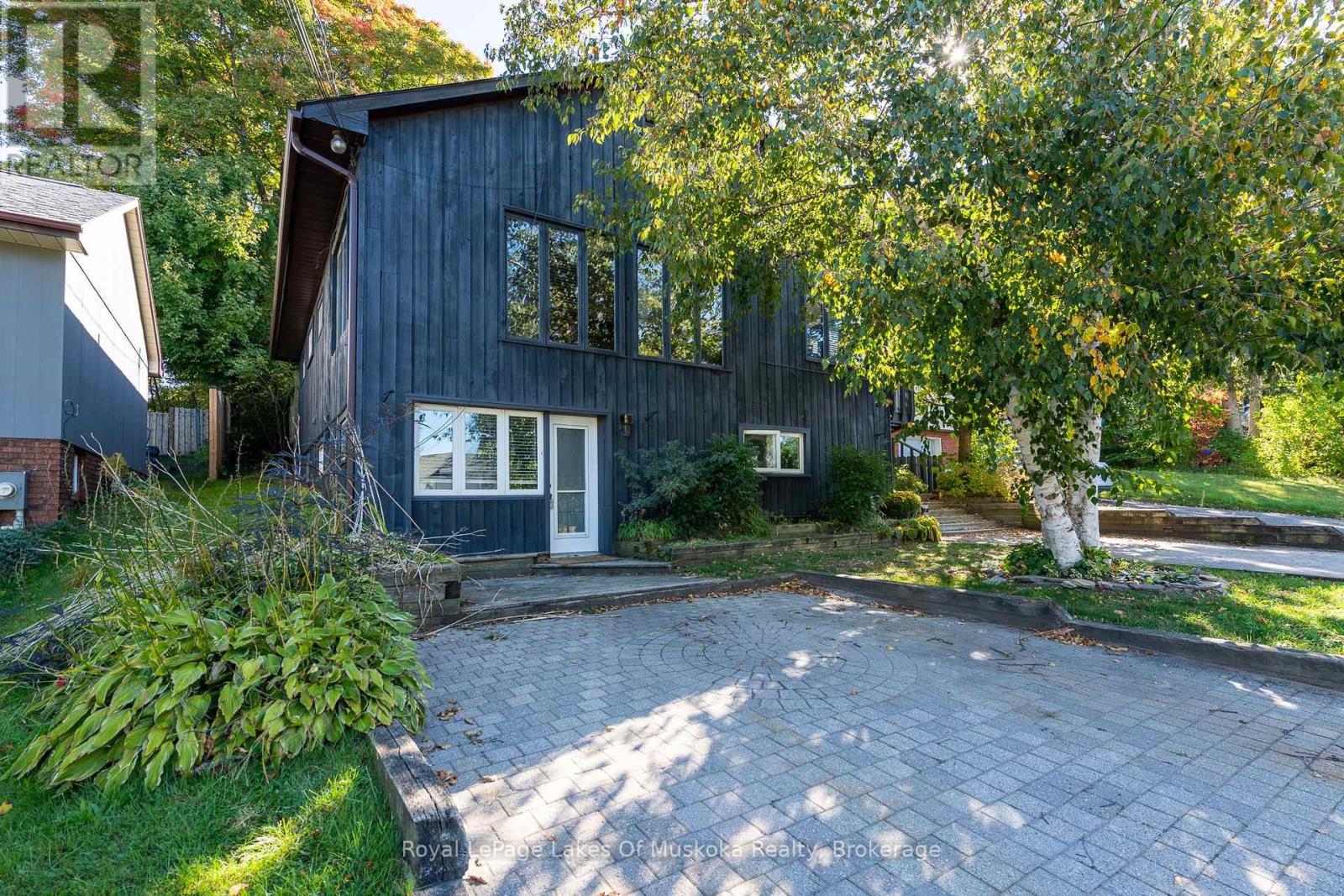 16 Cliff Ave, Huntsville, ON P1H 1G4