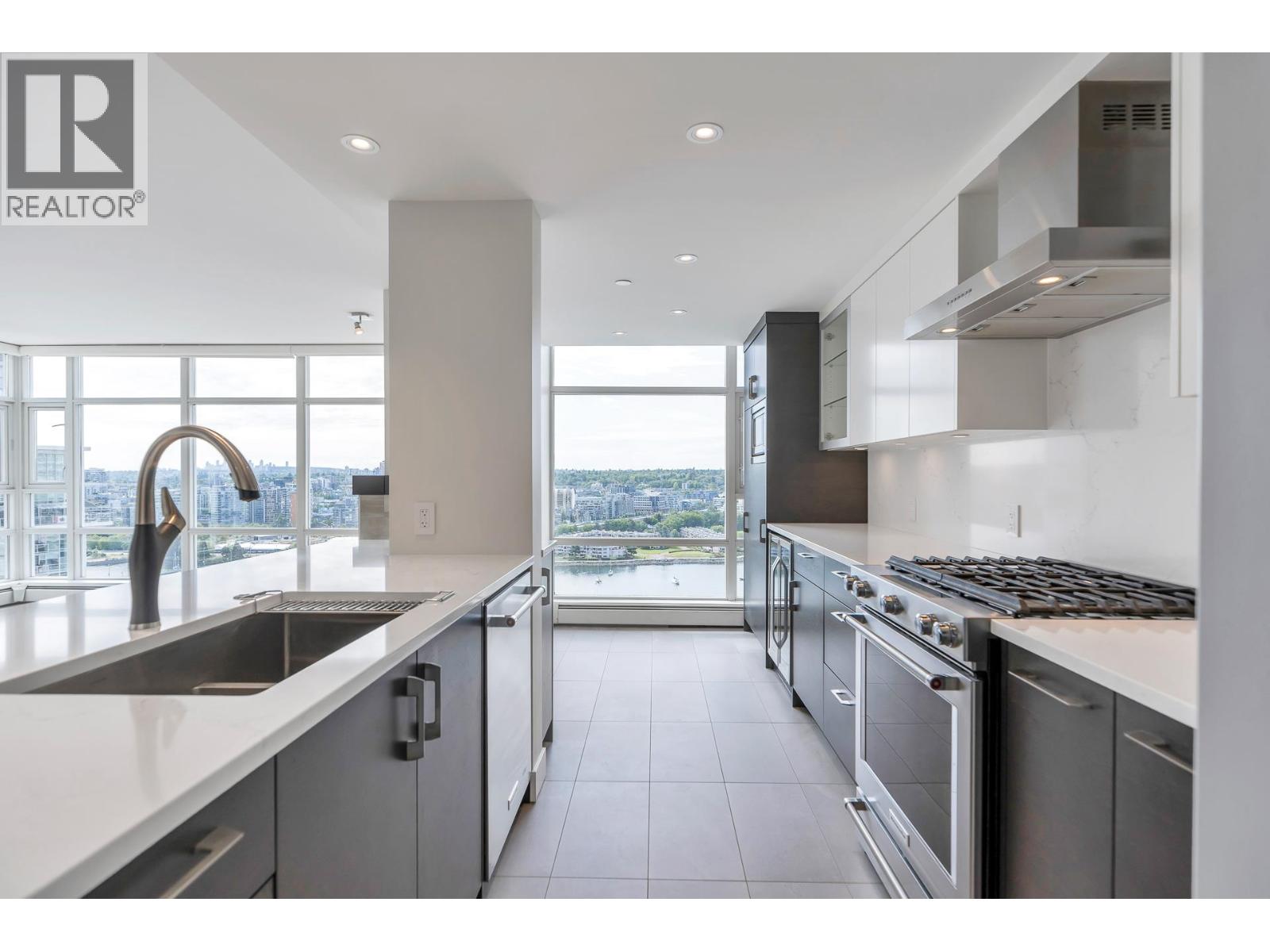 198 Aquarius Mews Unit 2706, Vancouver, BC V6Z 2Y4
