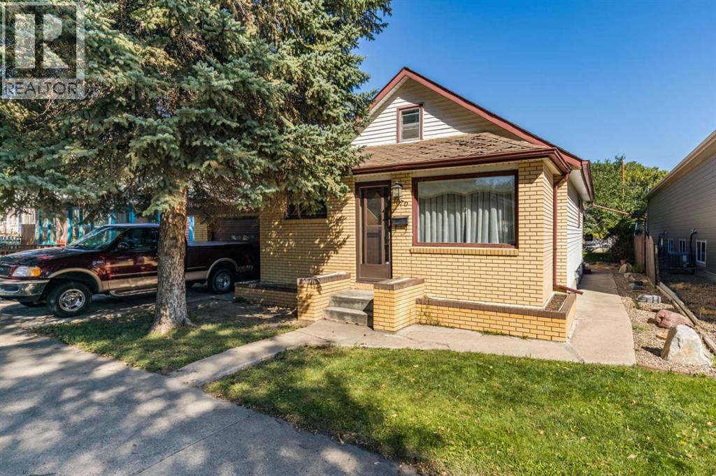 1070 Queen St SE, Medicine Hat, AB T1A 1B2