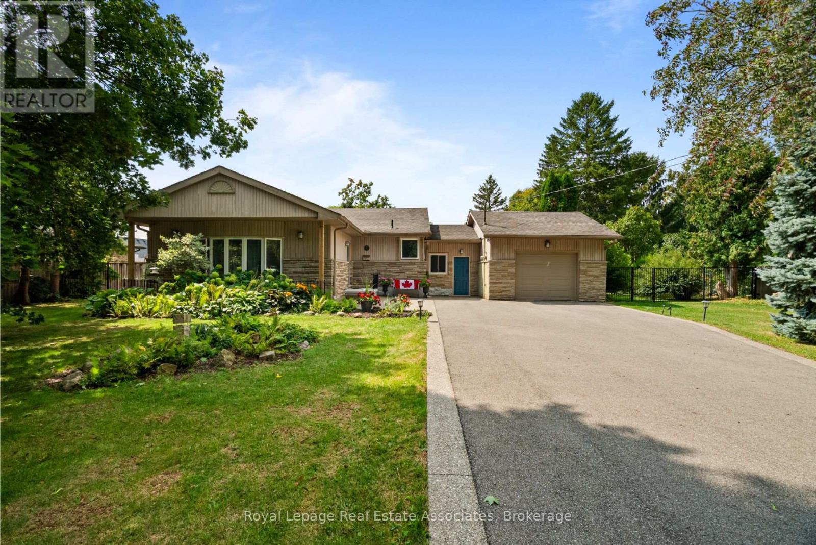 14 Hopkins Ct, Hamilton Dundas, ON L9H 5M5