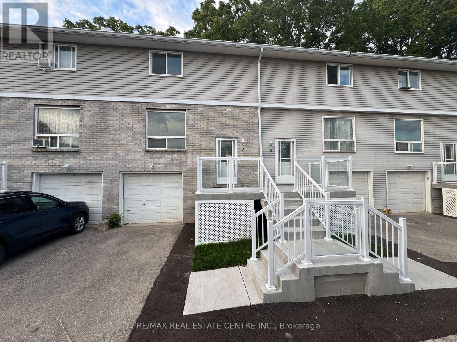 5 648 Doon Village Rd, Kitchener, ON N2P 1A2