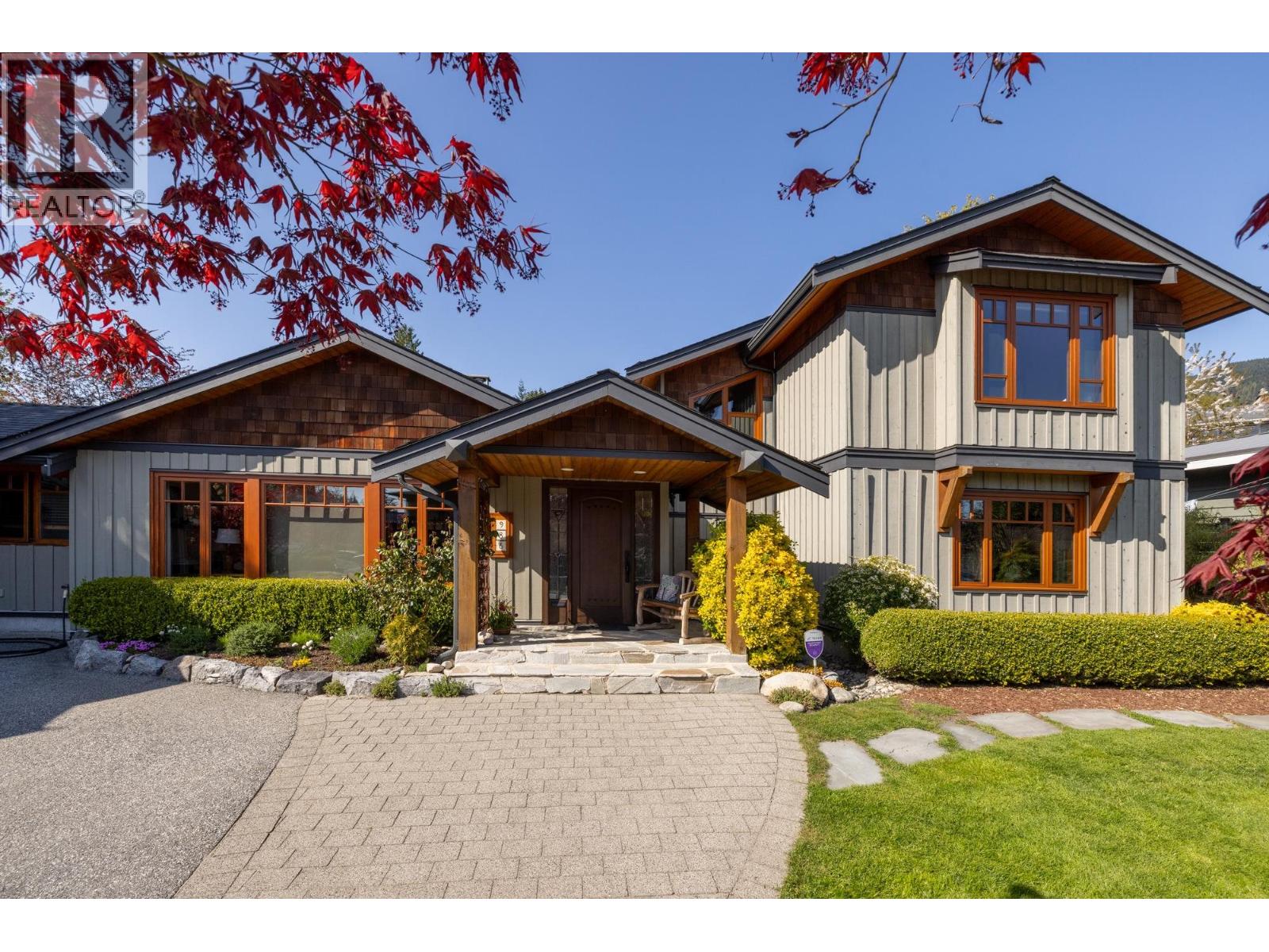 986 Tudor Ave, North Vancouver, BC V7R 1X7