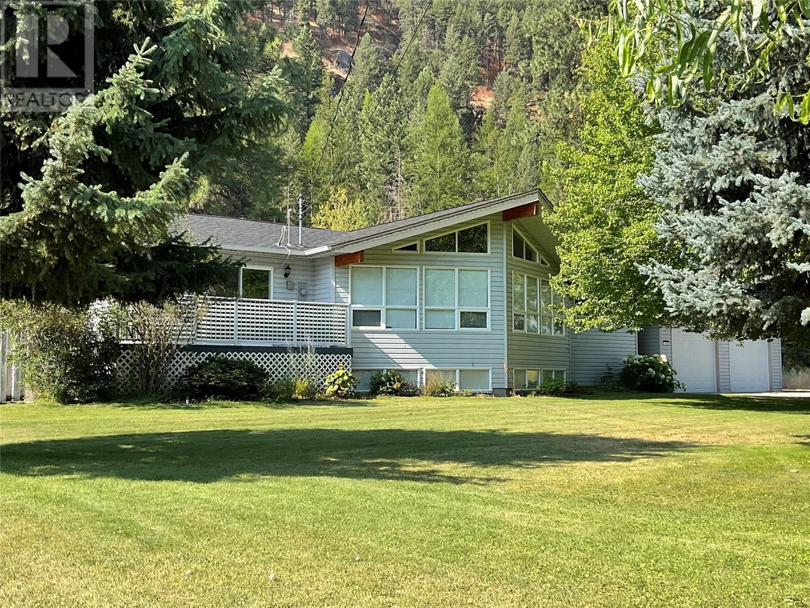 706 Central Ave, Midway, BC V0H 1M0