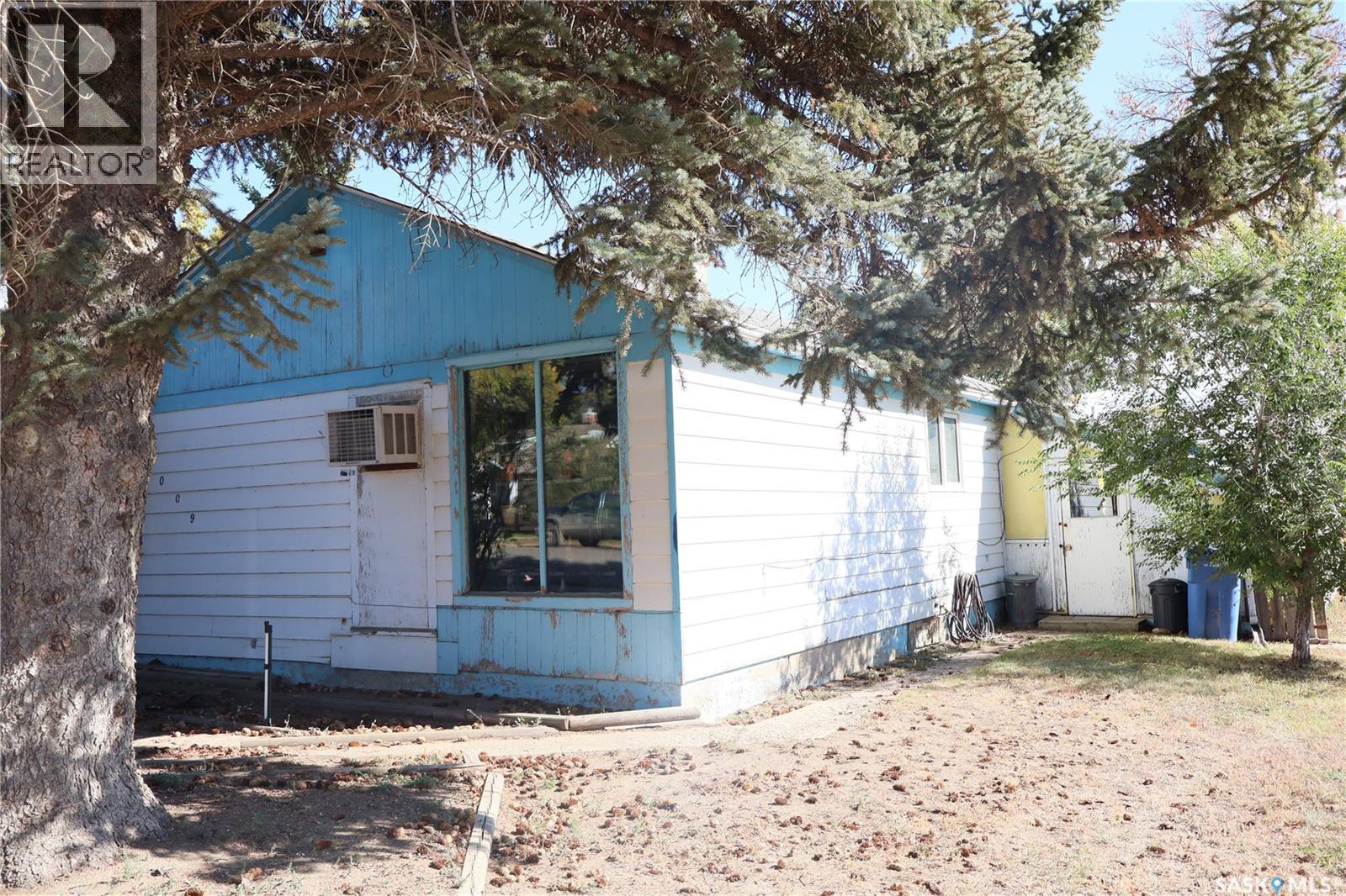 1009 1 Street North, Rockglen, SK S0H 3R0