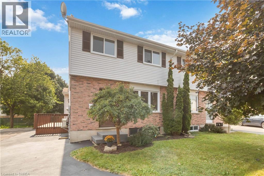 52 Debby Cres, Brantford, ON N3R 7A4