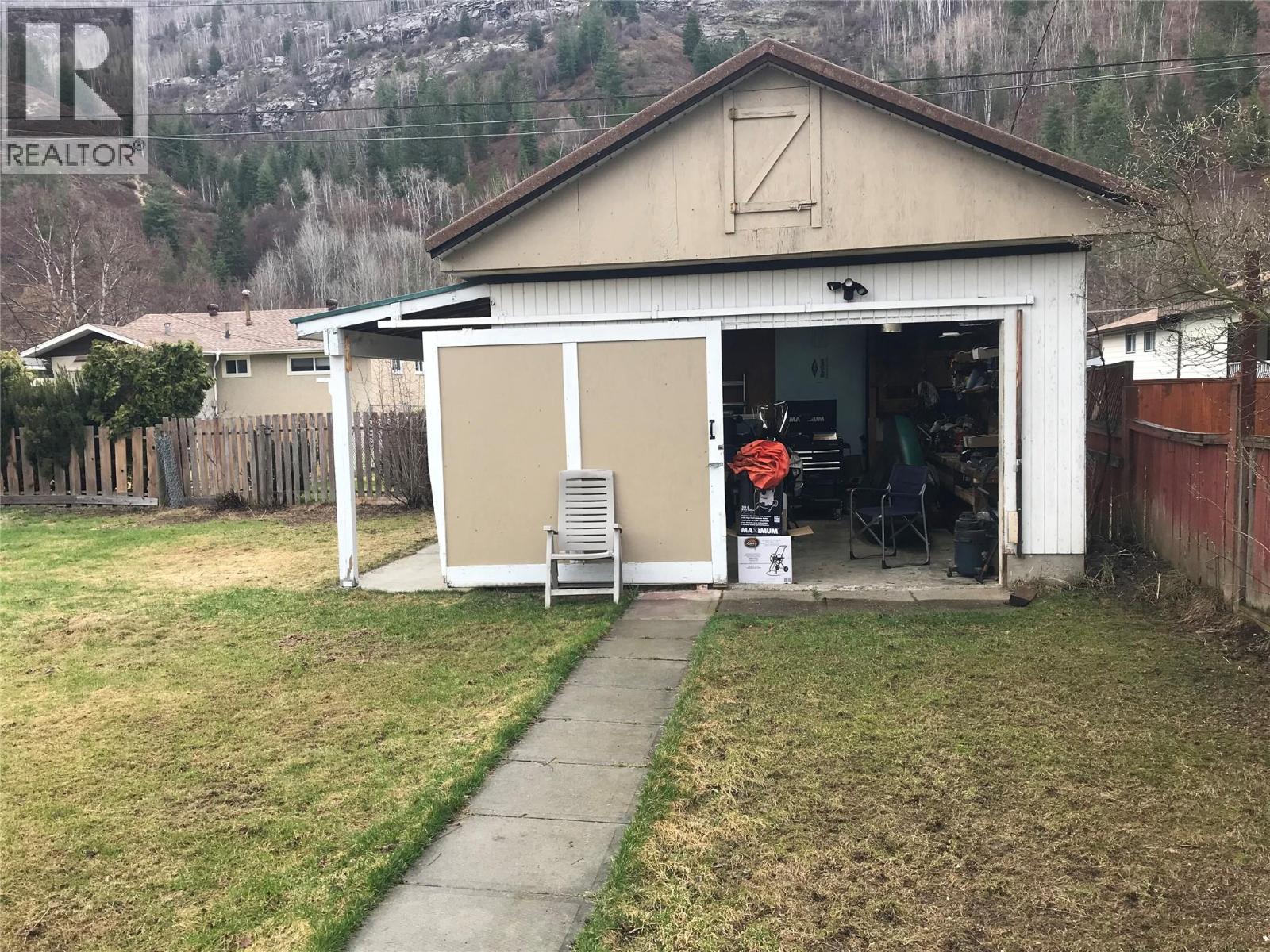 1047 Regan Cres, Trail, BC V1R 1C3