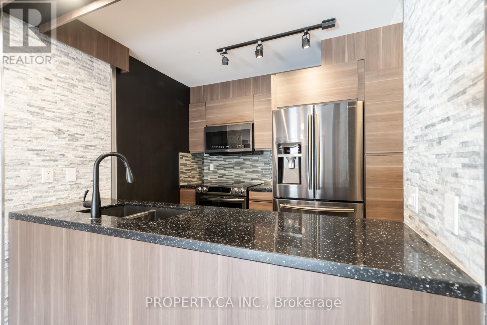 303 399 South Park Rd, Markham, ON L3T 7W6