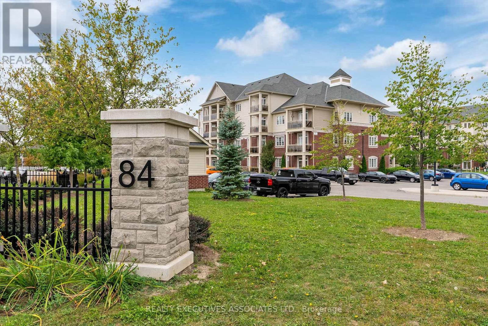 411 84 Aspen Springs Dr, Clarington, ON L1C 5N6