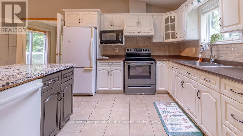 4244 Muskoka Road 117, Lake of Bays, ON P0B 1A0