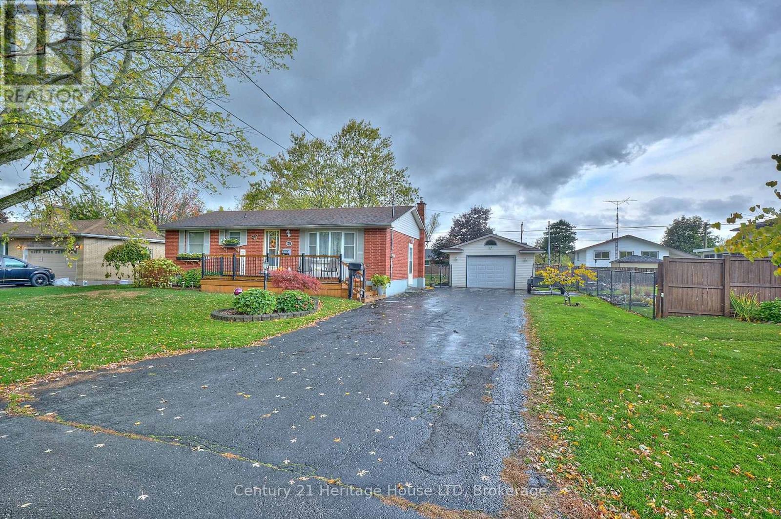 845 Parkdale Ave, Fort Erie, ON L2A 5B8