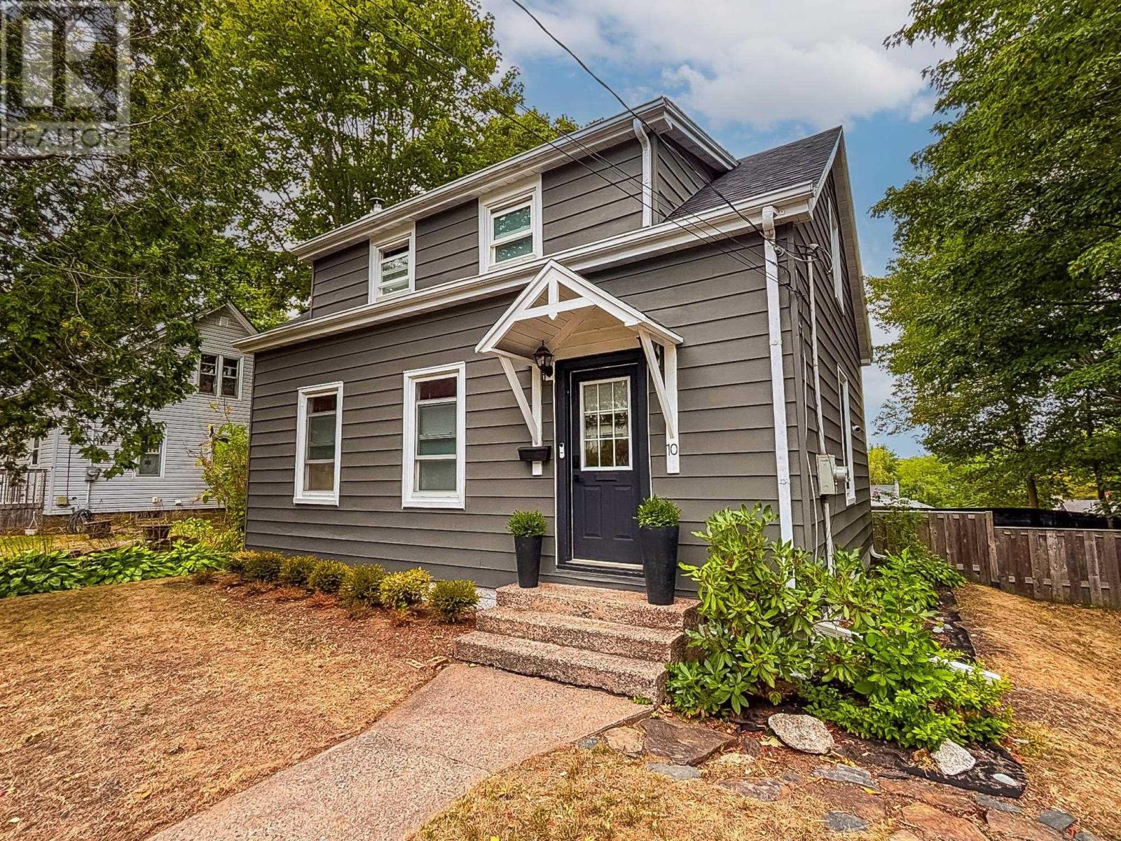 10 Dawson St, Bridgewater, NS B4V 1S6