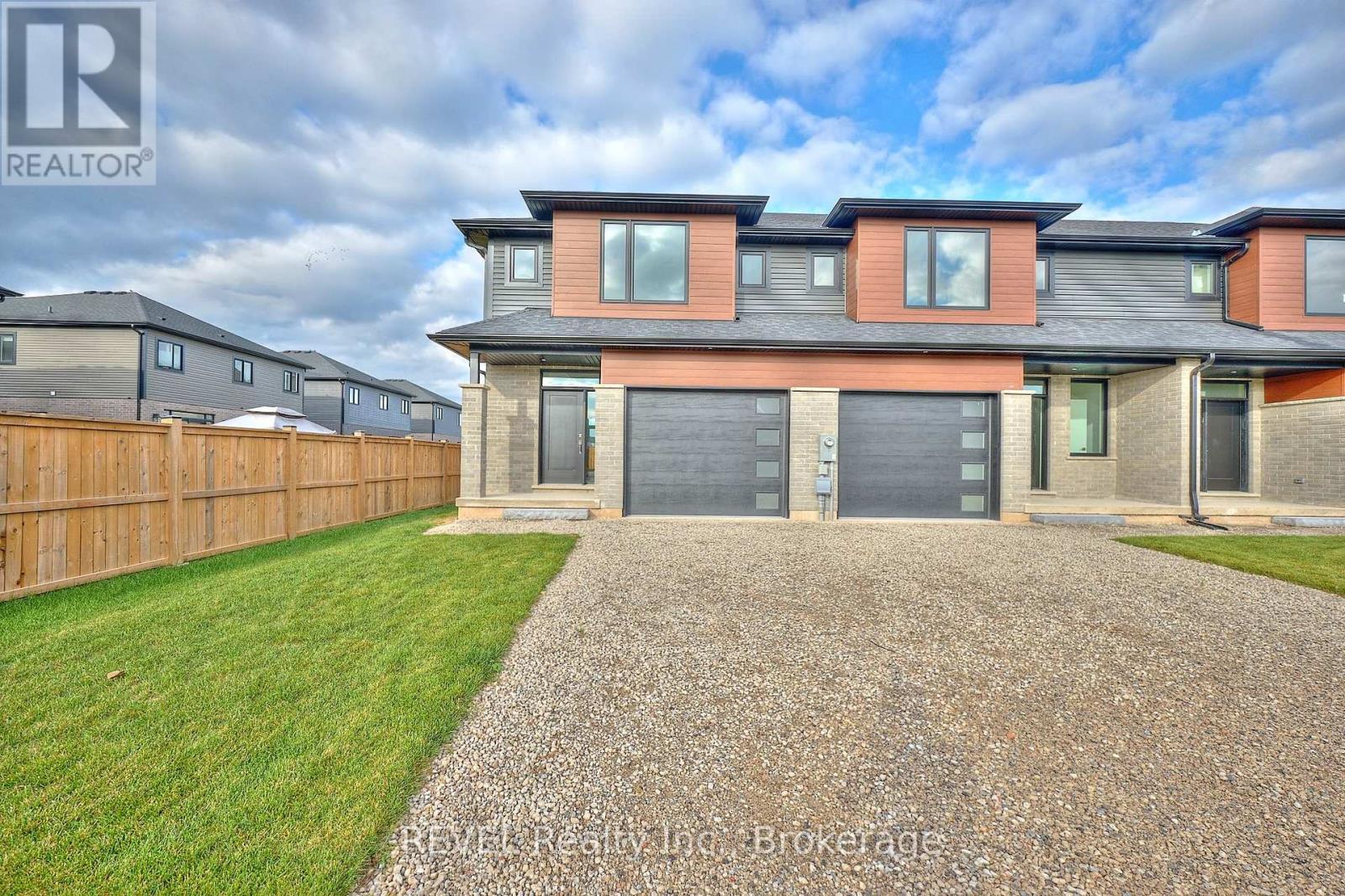7445 Matteo Dr, Niagara Falls, ON L2H 3T3