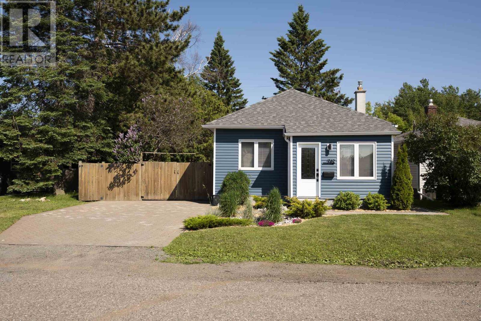 742 Catherine St, Thunder Bay, ON P7E 1L3