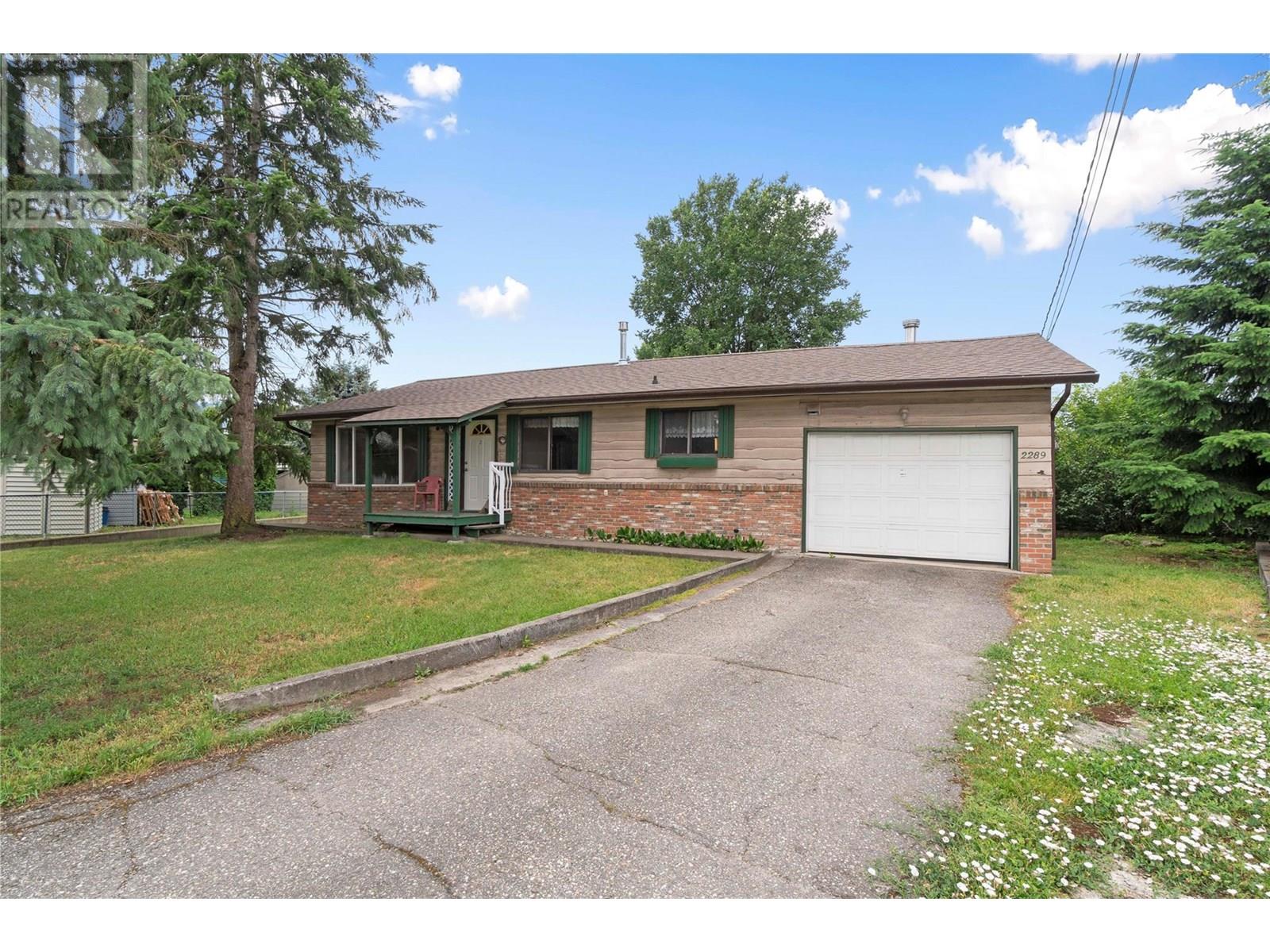 2289 Hayden Pl, Armstrong, BC V0E 1B1