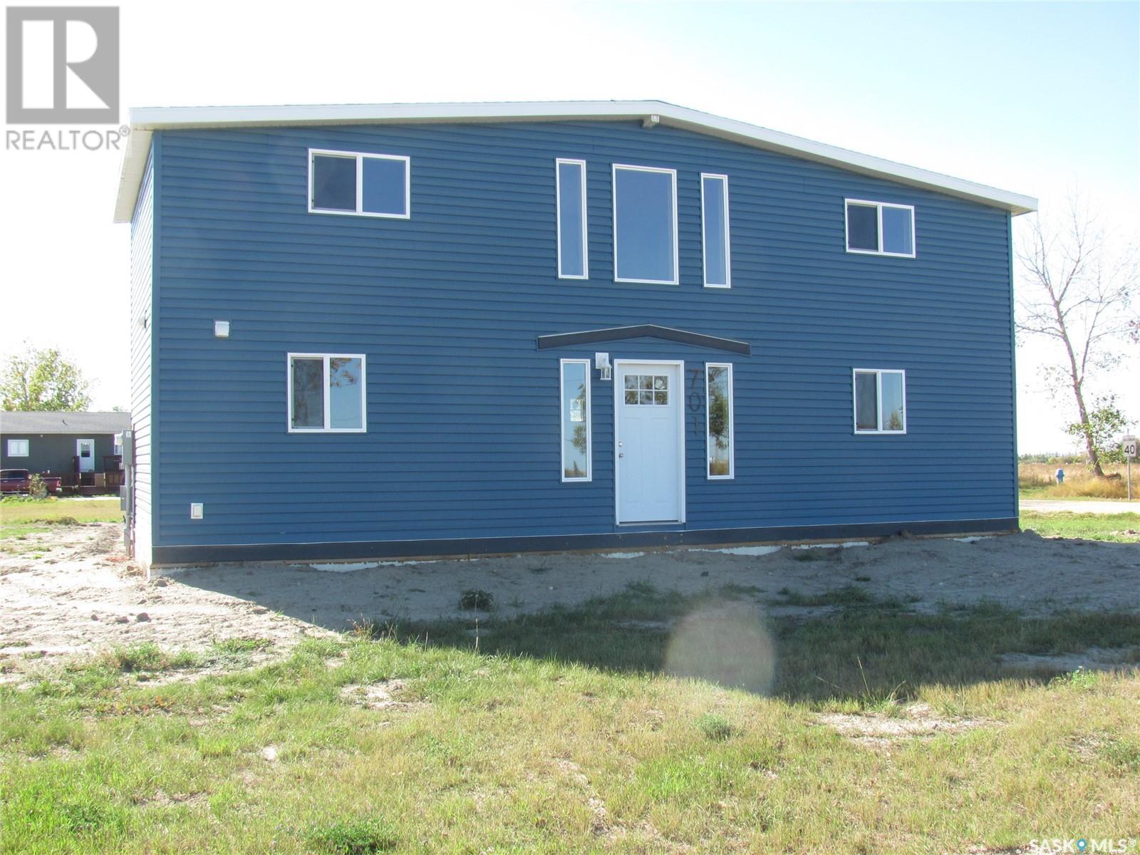 701 Pfeffer Ave, Elbow, SK S0H 1J0