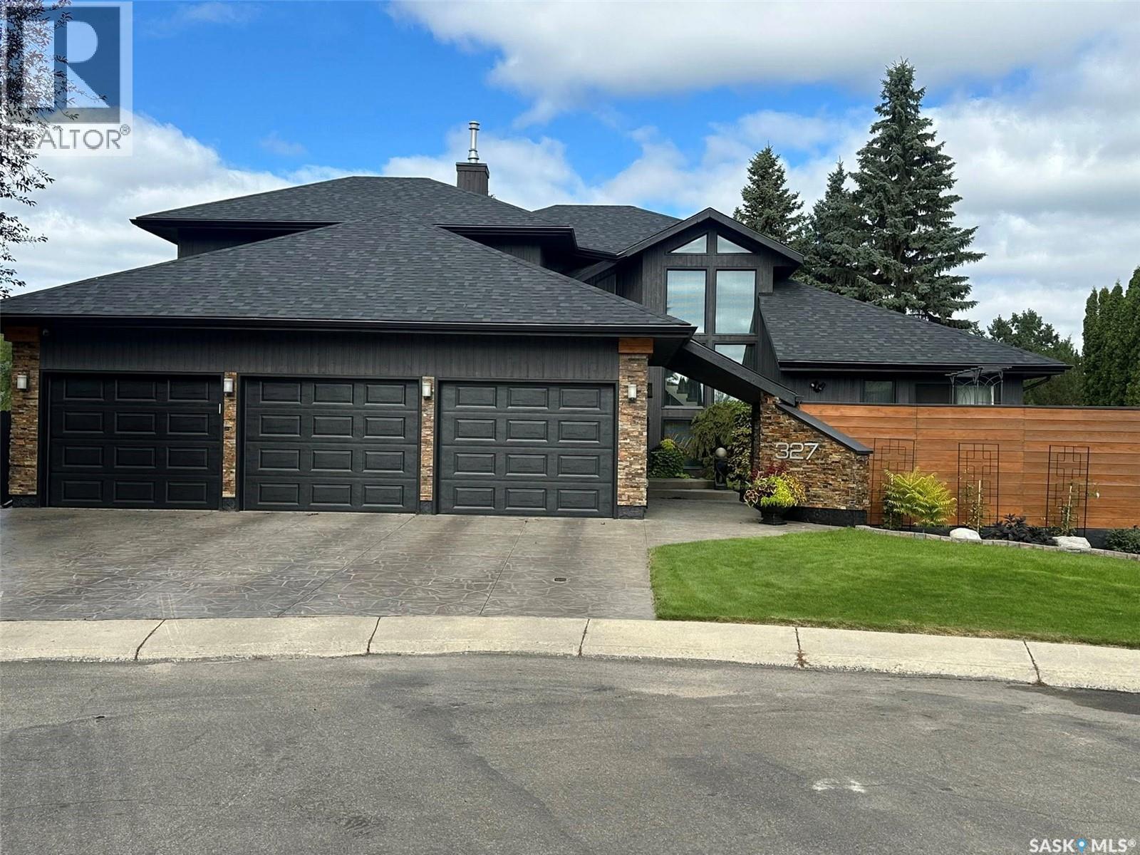 327 Emerald Ct, Saskatoon, SK S7J 4A5