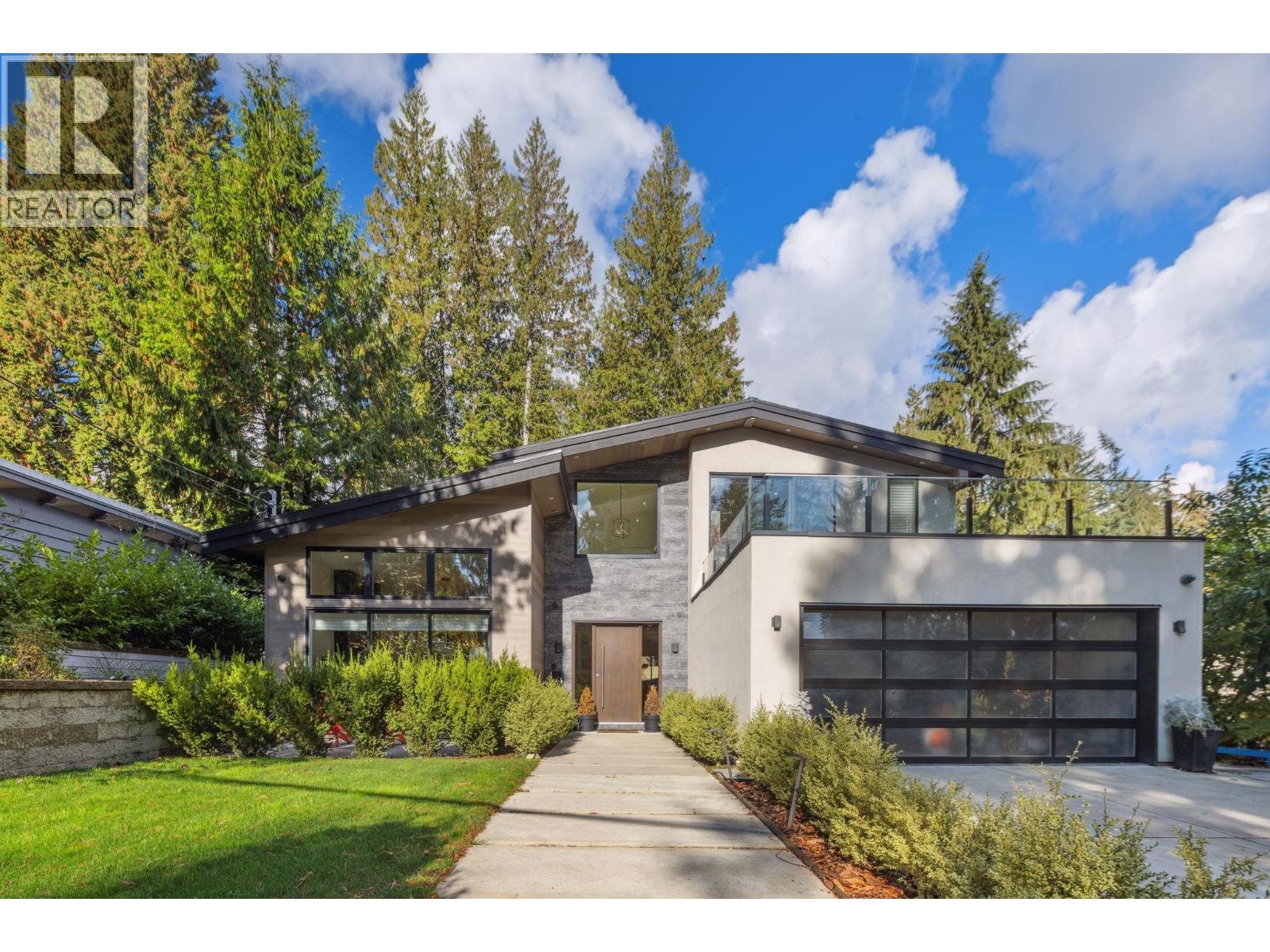 686 E Osborne Rd, North Vancouver, BC V7N 1M7