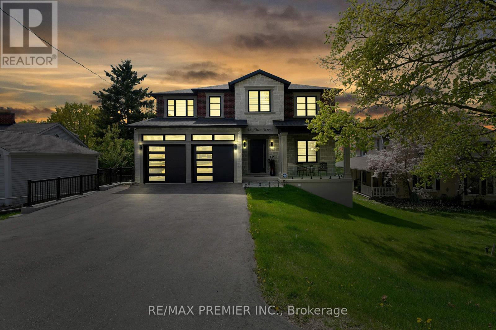 42 Alice St, East Gwillimbury, ON L0G 1M0