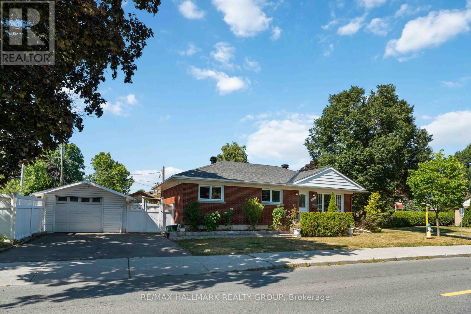 1921 Navaho Dr, Ottawa, ON K2C 0T5