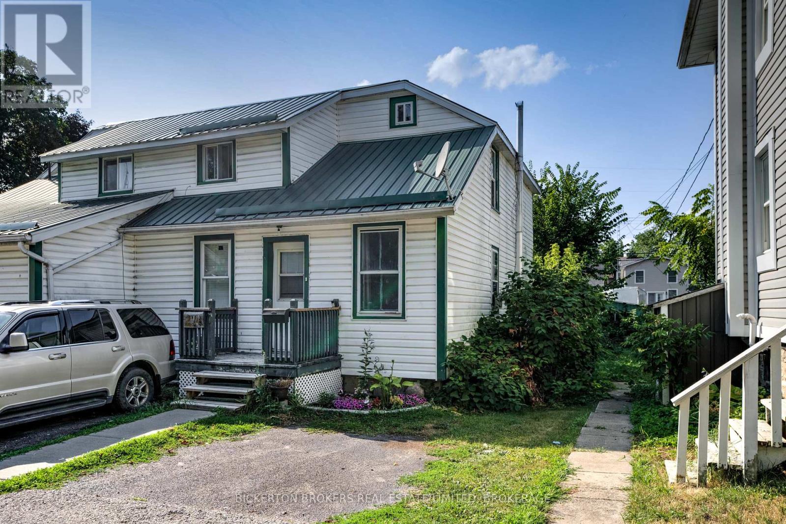 212-214 Garden St, Gananoque, ON K7G 1J2