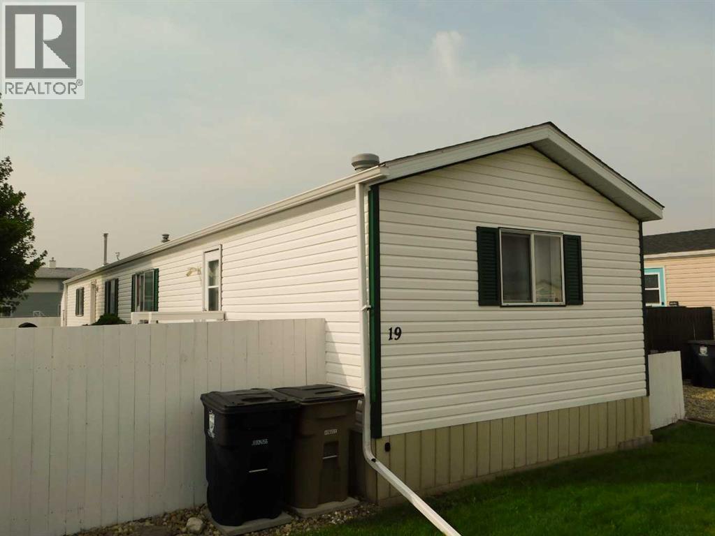 19 Meadow Lake Gate, Brooks, AB T1R 1E9