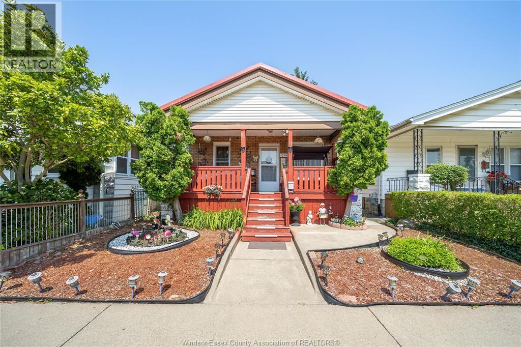 1054 Oak St, Windsor, ON N9A 5G4