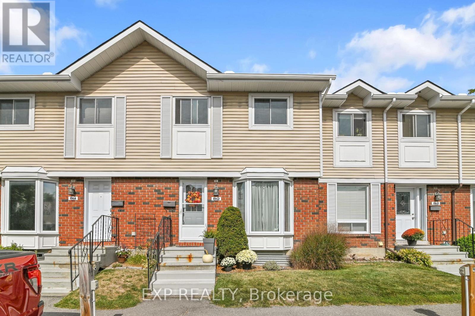 1962 Greenvale Ln, Ottawa, ON K1C 6E3
