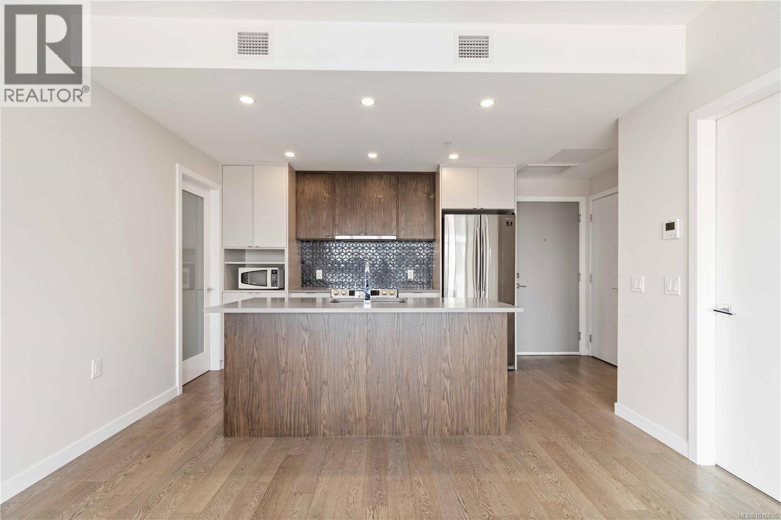881 Short St Unit 311 St, Saanich, BC V8P 2L3