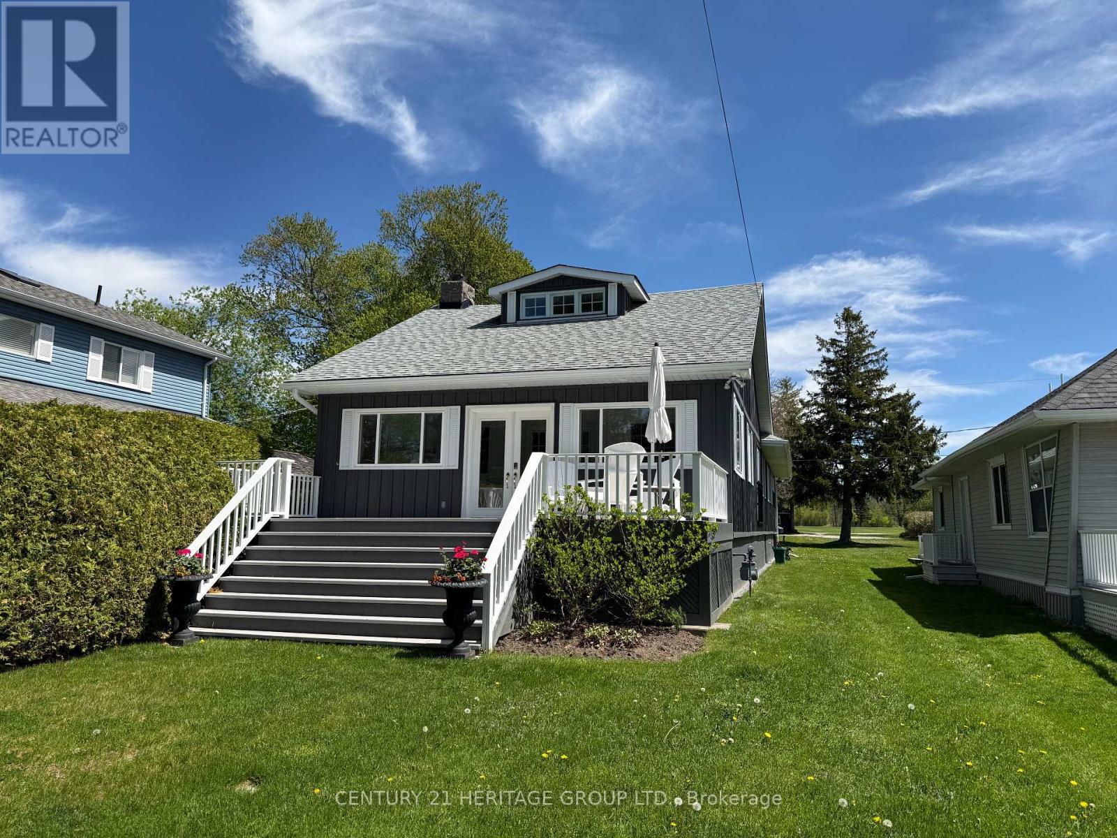 915 Lake Dr N, Georgina, ON L4P 3E9