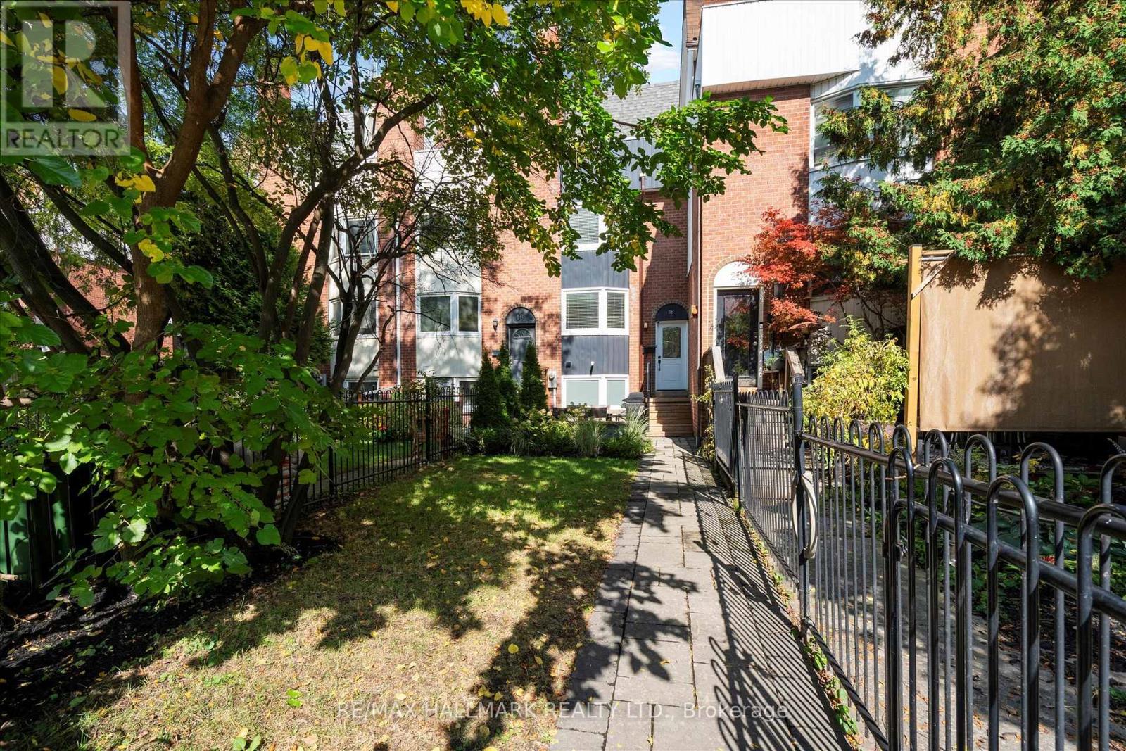 18 Sydenham St, Toronto, ON M5A 4H6
