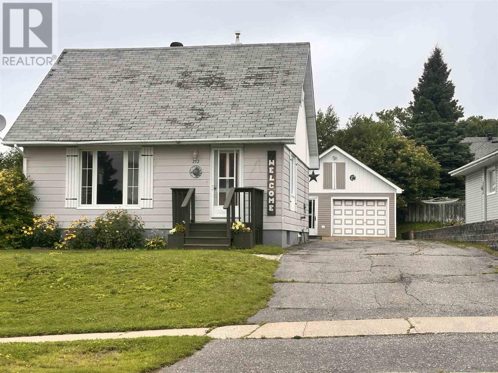 212 Hillside Dr S, Elliot Lake, ON P5A 1N5