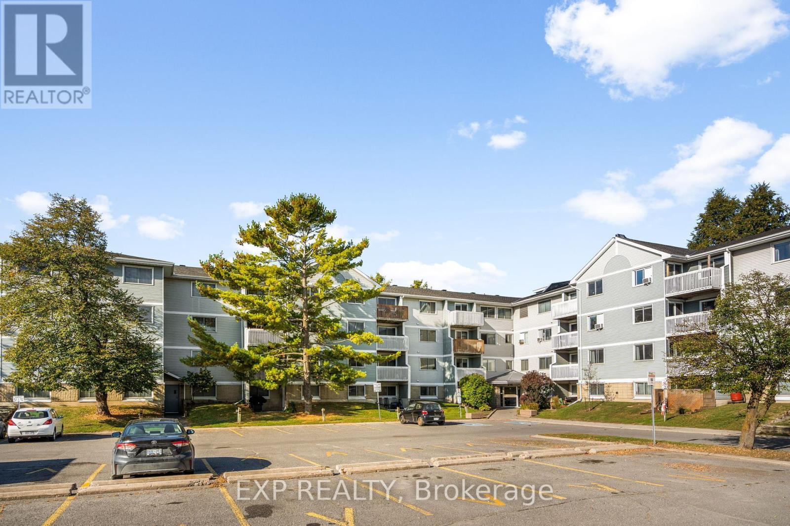 209 214 Viewmount Dr, Ottawa, ON K2E 7X3