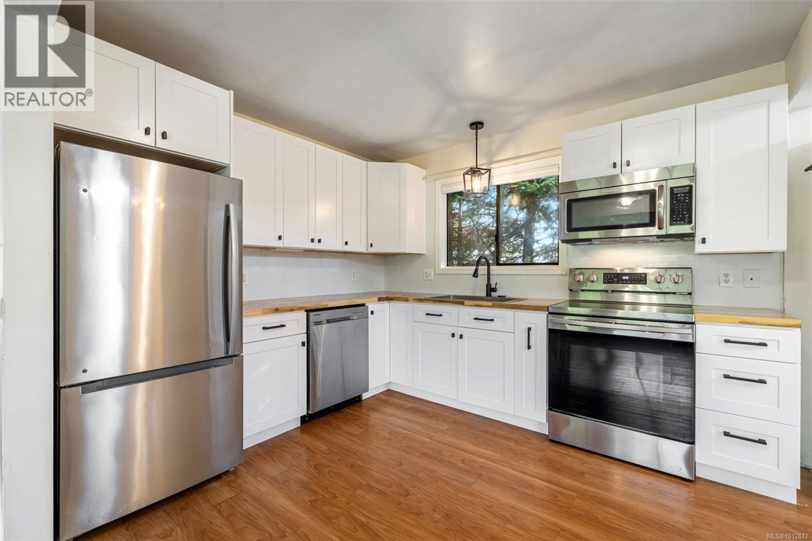 1176 Damelart Way #b, Central Saanich, BC V8M 1E3
