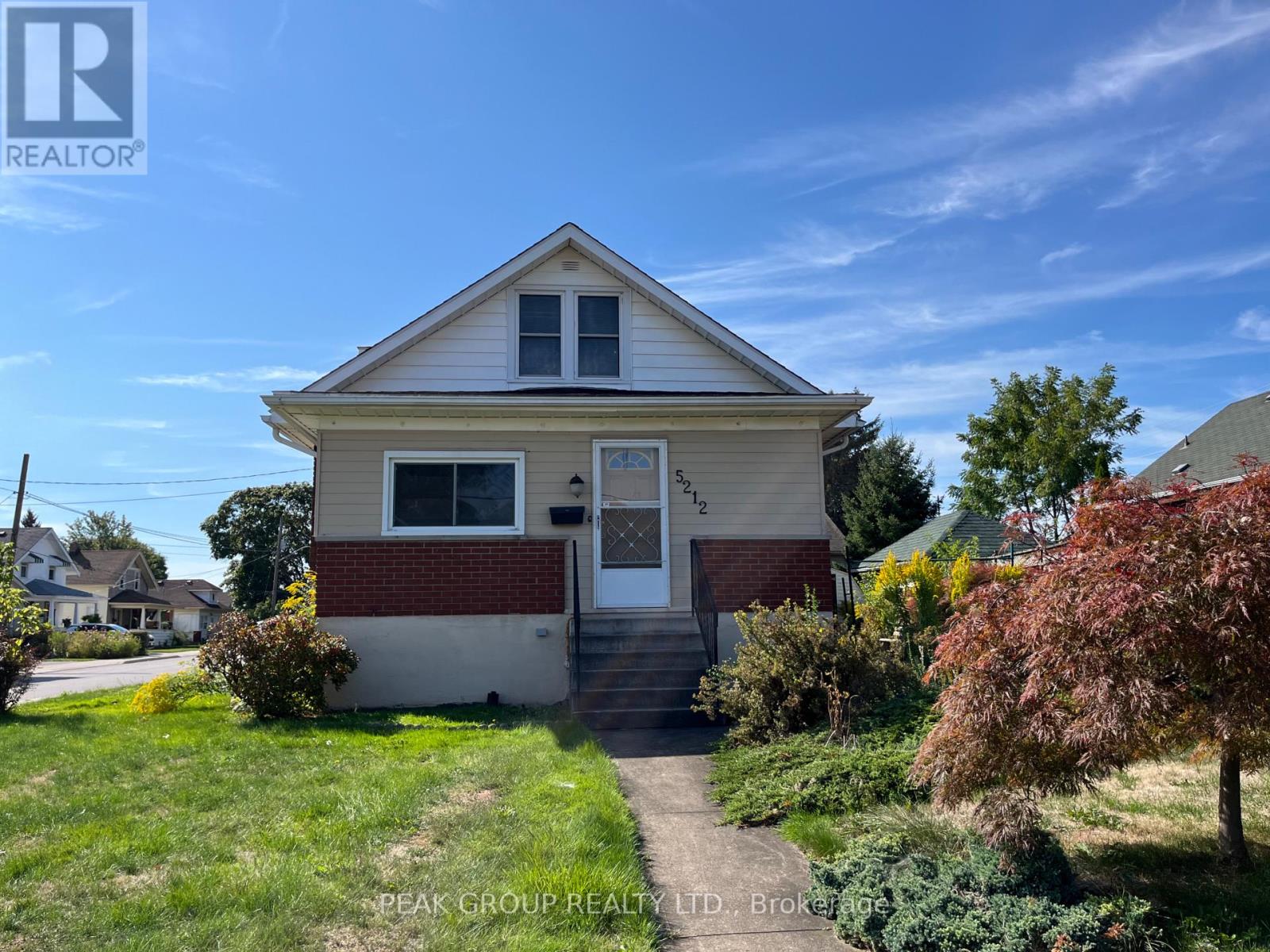 5212 Bridge St, Niagara Falls, ON L2E 2T3