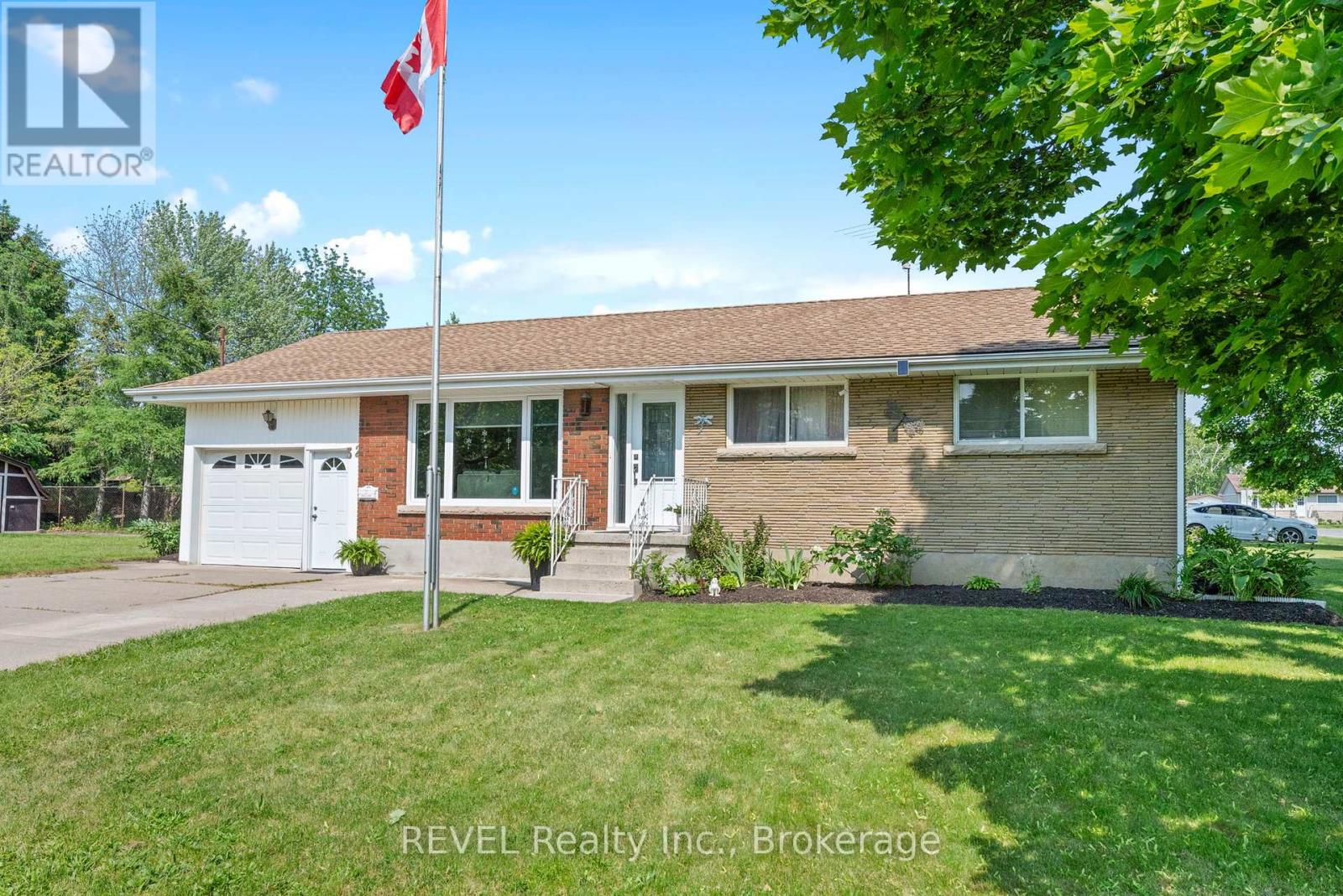 32 Hanson Dr N, St. Catharines Buntinglinwell, ON L2M 2X1
