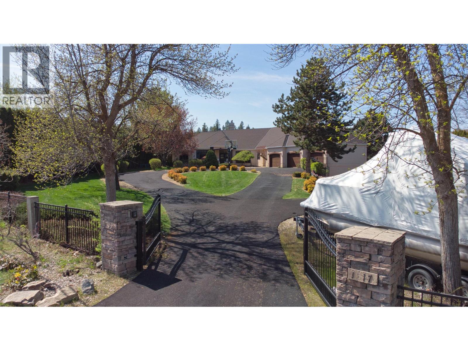 1117 Crawford Rd, Kelowna, BC V1W 4N4