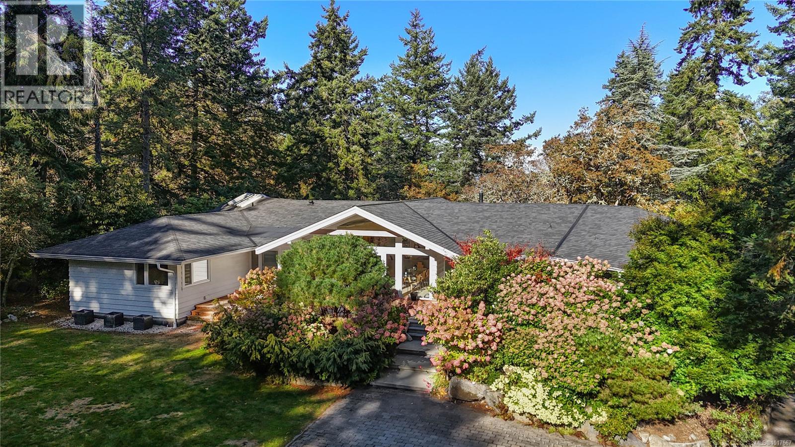 2623 Queenswood Dr, Saanich, BC V8N 1X6