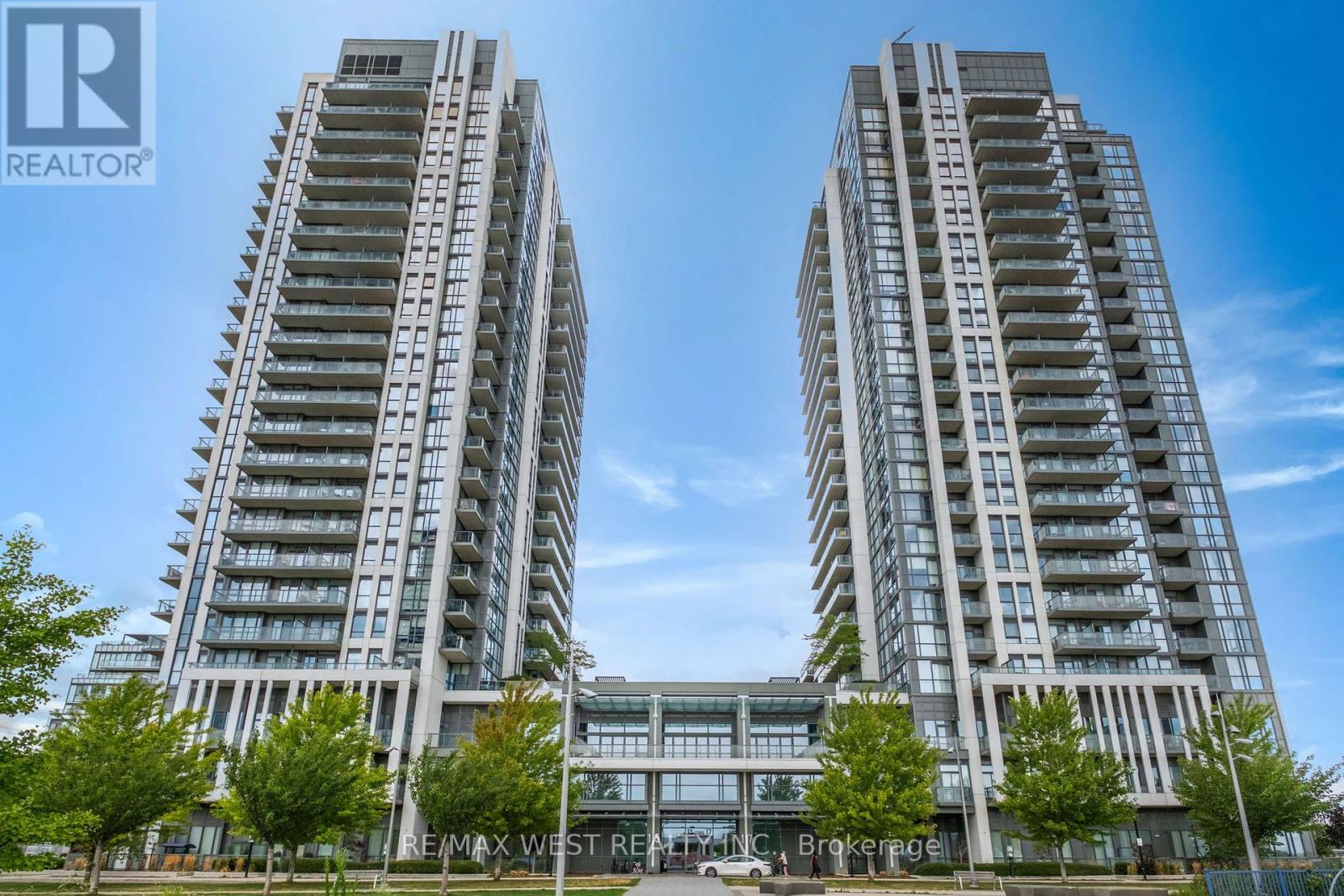 907 15 Zorra St, Toronto, ON M8Z 0C1