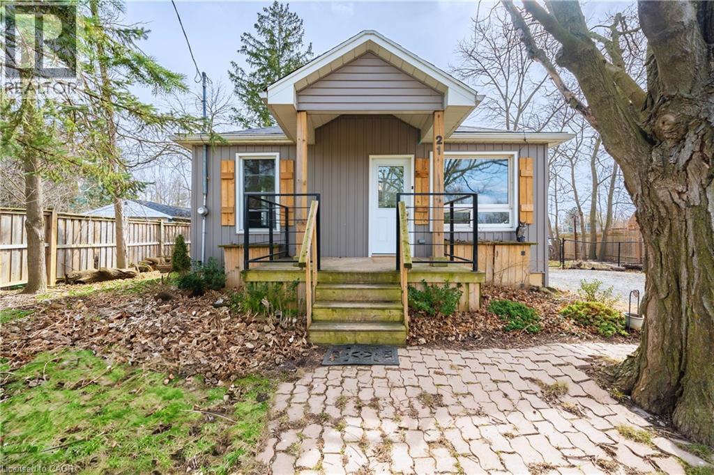 21 Renfrew St E, Caledonia, ON N3W 1E8
