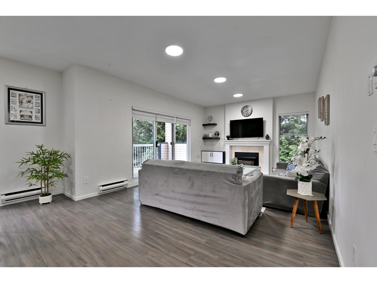 13918 72 Avenue Unit 215, Surrey, BC V3W 0T4