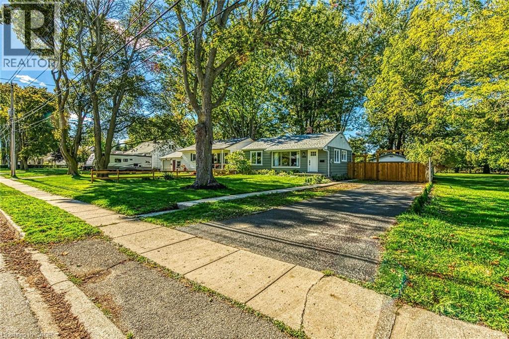 1032 Pine St, Dunnville, ON N1A 2M9