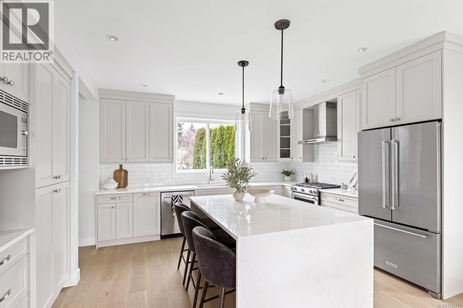 2306 Grove Cres, Sidney, BC V8L 3P9